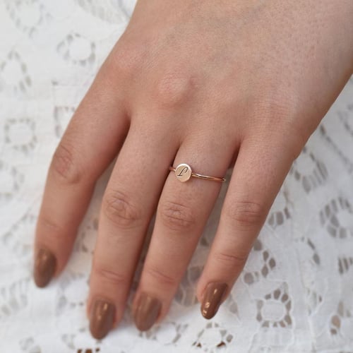 Goldring mit Gravur eines Buchstabens Babire