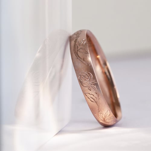 Eheringe mit von Hand gefertigter Rosengravur Danni