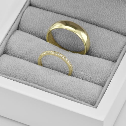 Eheringe aus Eternity-Ring mit Moissaniten und ein breiter Komfort-Ring Mewya
