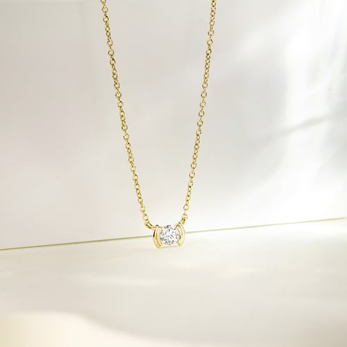 Minimalistische silberne Halskette mit einem Diamanten Gosta
