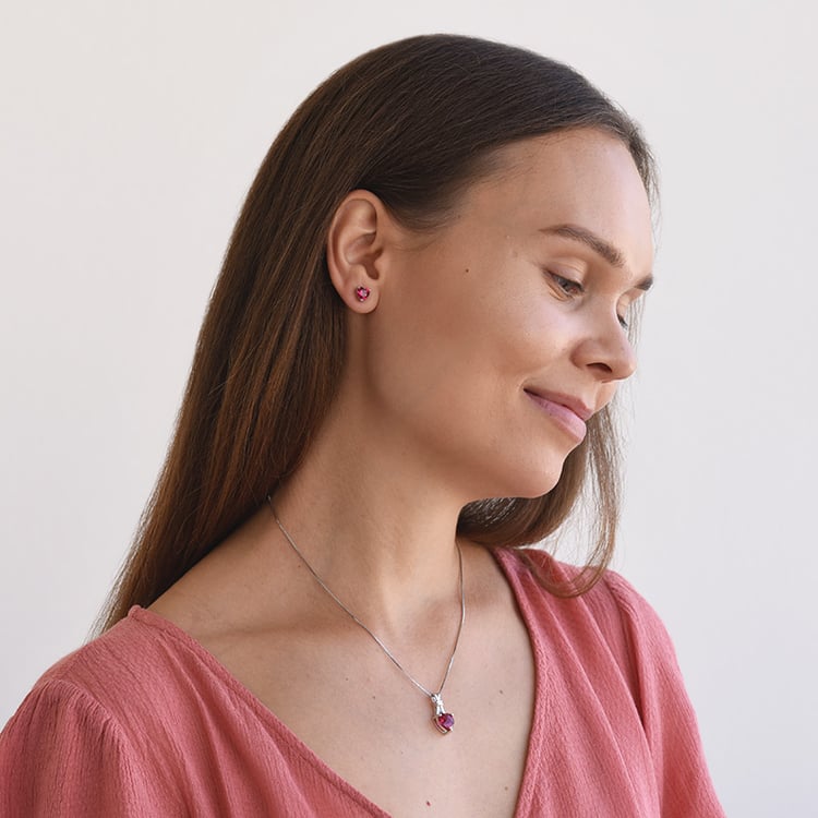 Herzen Ohrringe auf dem Ohr 66315