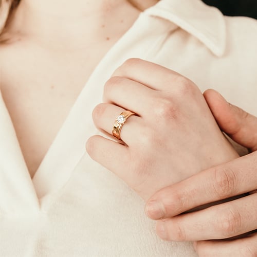 Goldene Eheringe mit Hammerschlag-Motiv Laurita