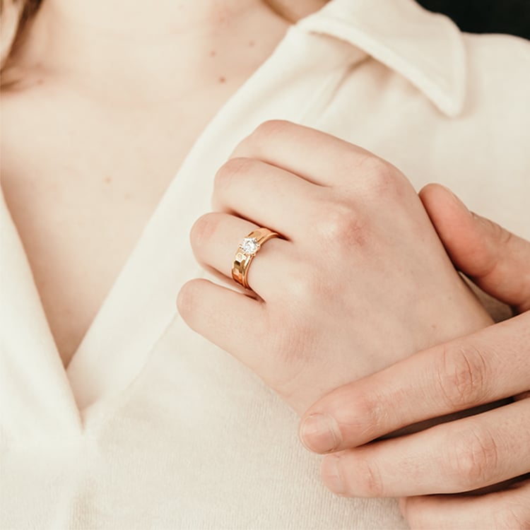 Goldene Eheringe mit Hammerschlag-Motiv Laurita 120130