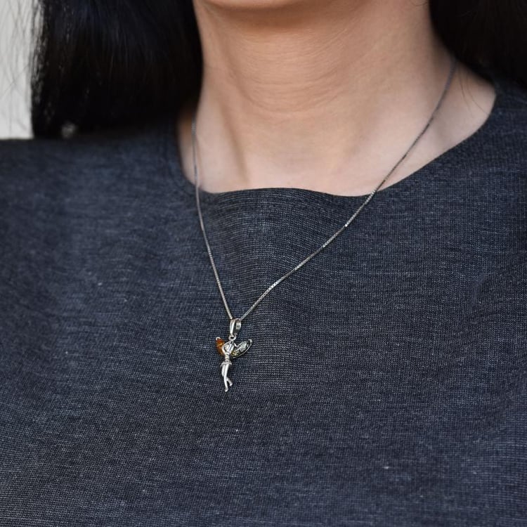 Berstein Fee auf Silberkette auf der Dame 25769