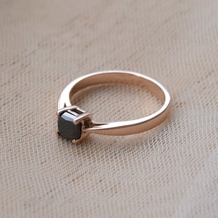 Eleganter Verlobungsring mit schwarzem Prinzess-Diamant Unnati