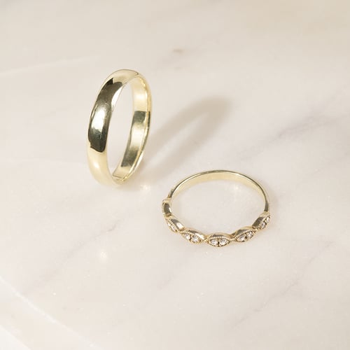 Zarter Ring aus Gold mit Diamanten halbbesetzt Talita