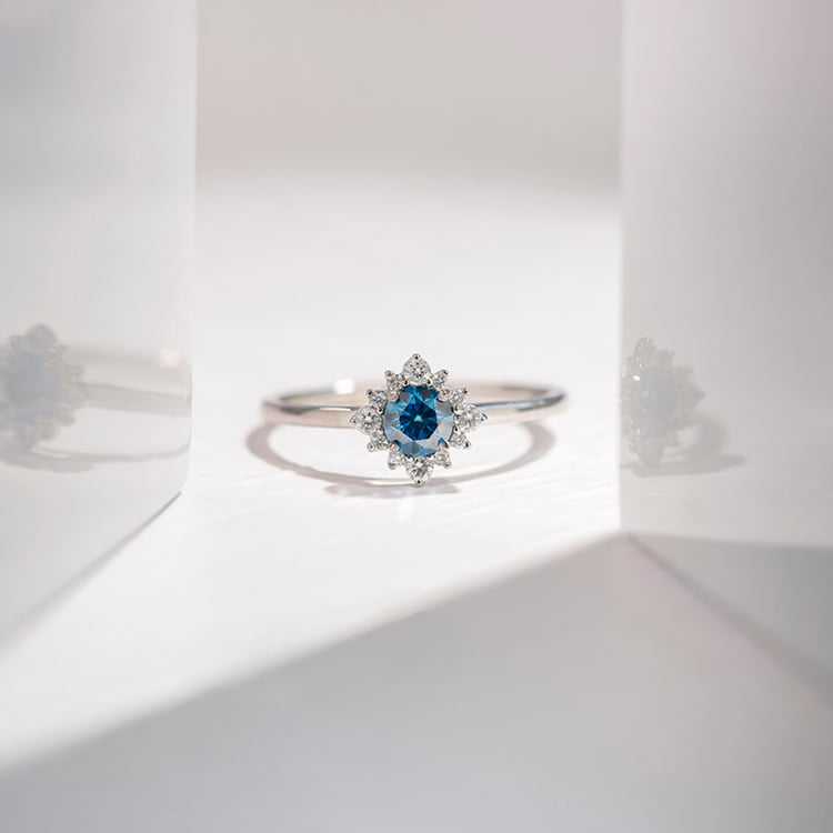 Verlobungsring mit einem IGI zertifizierten 0.31 ct blauen Lab Grown Diamanten Febe 111346
