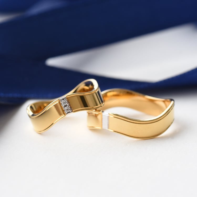 Gewölbte Eheringe aus Gold mit Diamanten Chandra 76315