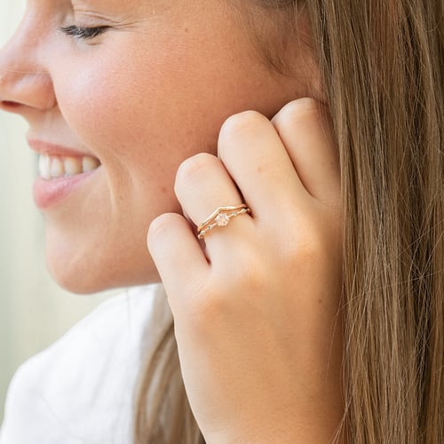 Minimalistischer Ring in V-Form Angelina