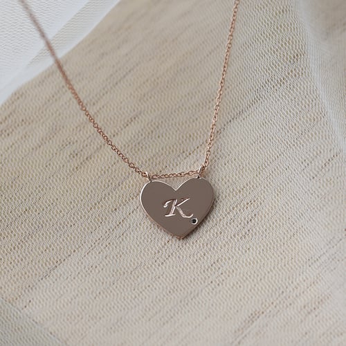 Goldherz mit Gravur und schwarzem Diamant Issy