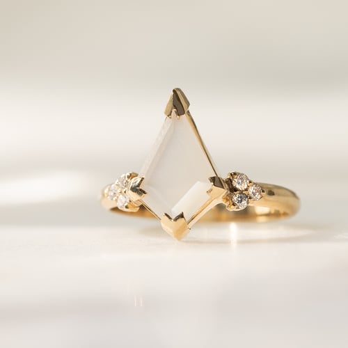 Ring mit einem milchigen Mondstein Kettil