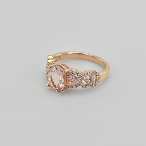 Goldring mit ovalem Morganit und Diamanten Lamah