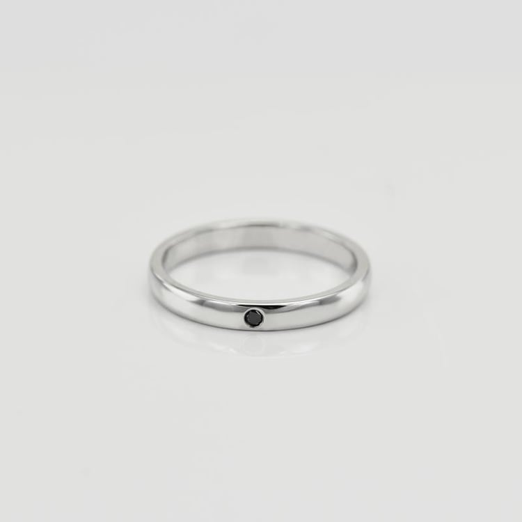 Klassische goldene Eheringe mit schwarzem Diamant Umeria 29355