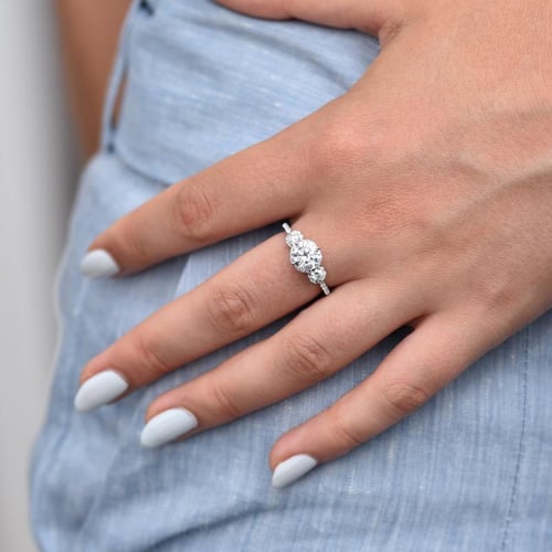 Funkelnder Verlobungsring mit Moissanit und Lab Grown Diamanten Wirk