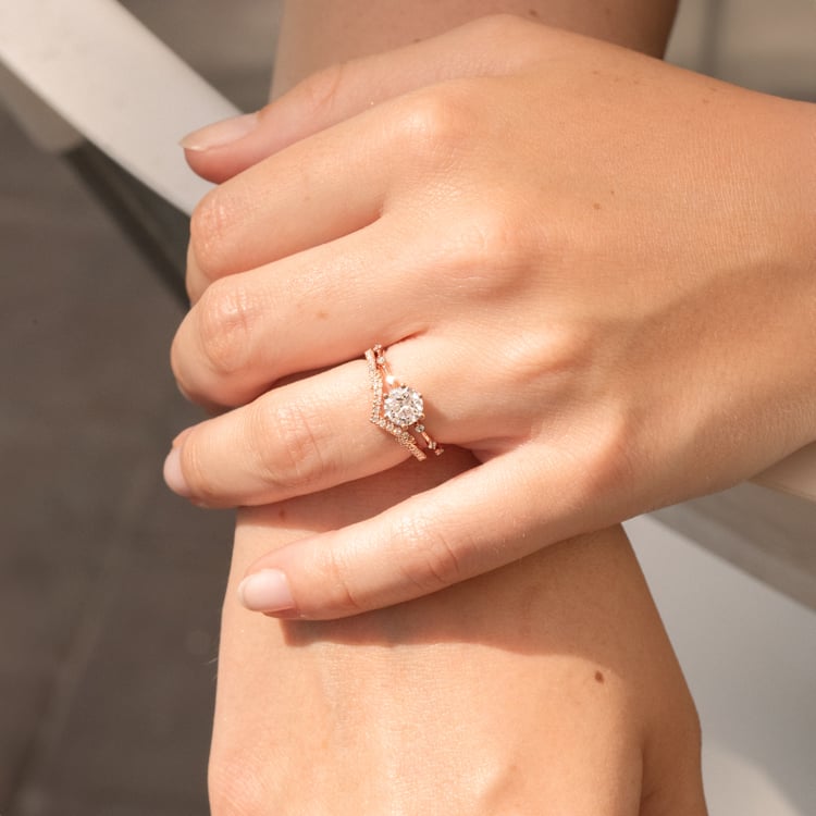 Eternityring in V-Form mit Diamanten Zach 142556