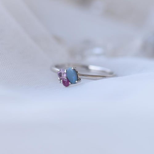 Goldener Cluster-Ring mit Opal, Rubin, Saphir und Diamant Bluma