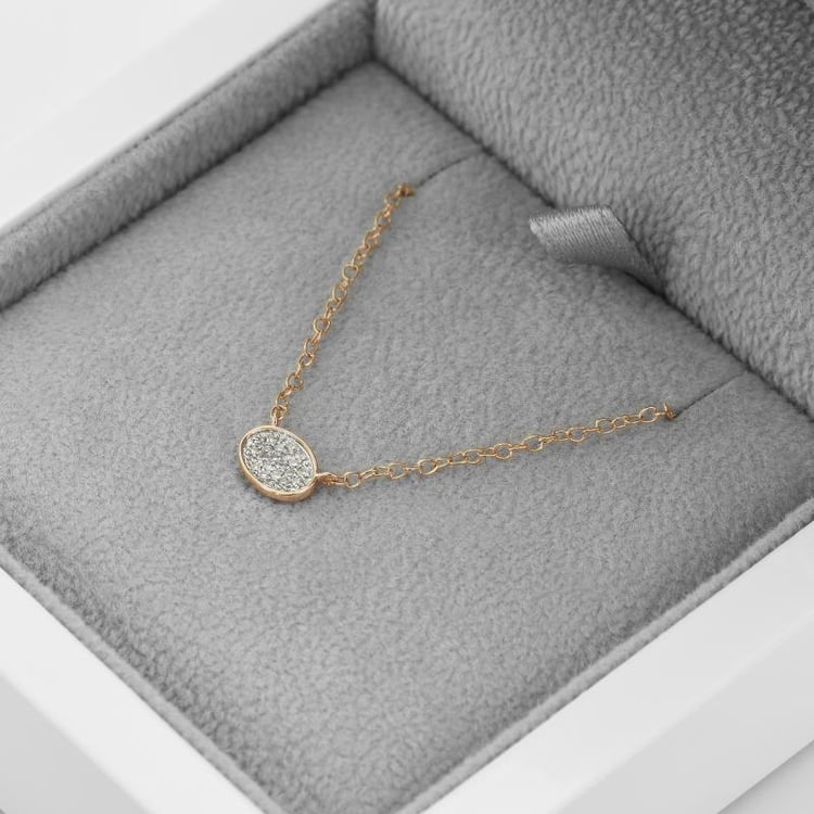 Minimalistische Kette mit einem ovalen Anhänger voller Diamanten Vonnie 46693