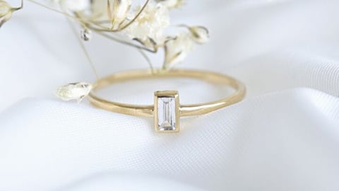 Die Baguette-Form des Diamanten