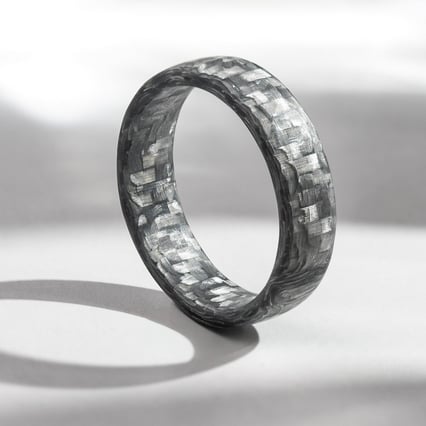 Leicht abgerundeter Carbon Ring Cortes