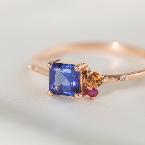 Cluster-Ring mit einem Asscher Tansaniten, Padparadscha-Saphir, Rubin und Diamant Kenny