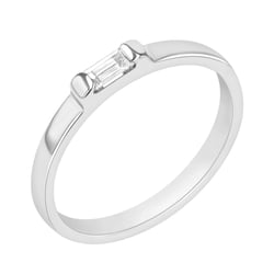 Zarter Ring mit einem Moissanit Xenia