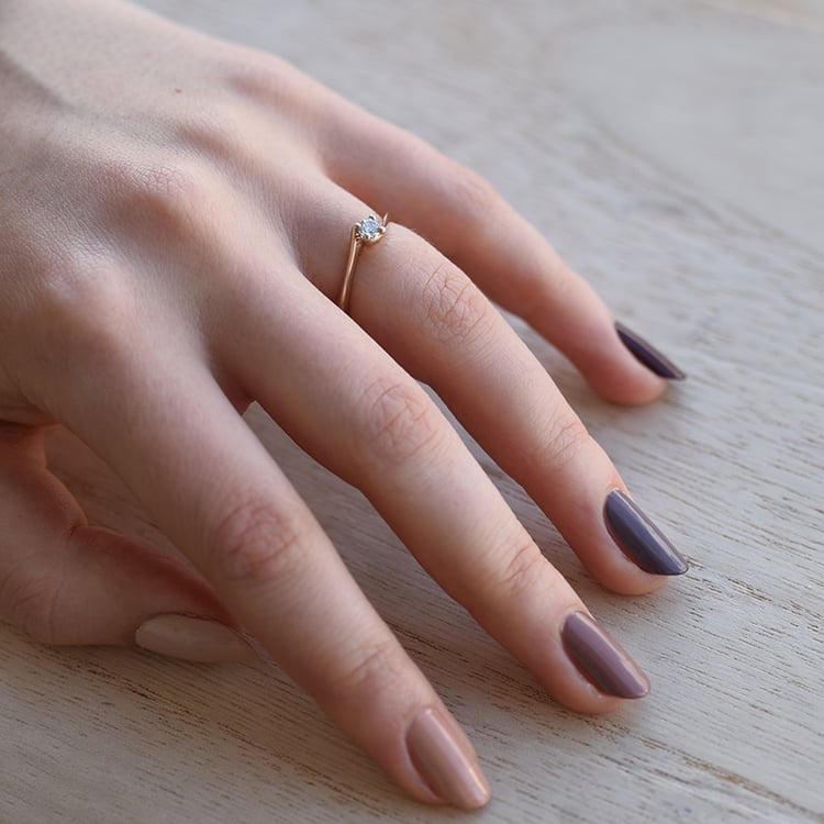 Goldener Verlobungsring mit Diamant auf dem Damenhand 58541