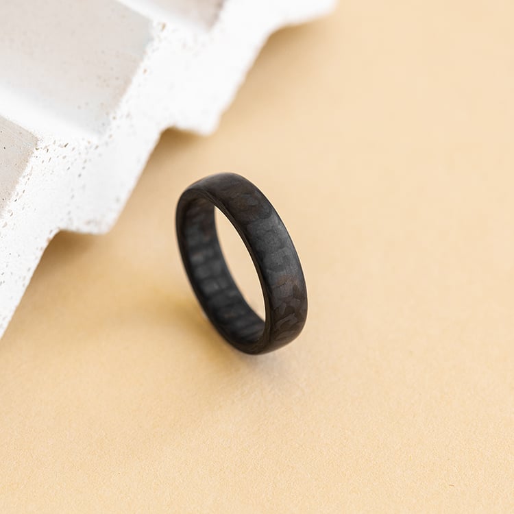 Abgerunde Trauringe aus Carbon mit drei Diamanten Azaliah 120701