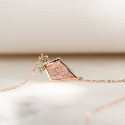 Halskette mit erdbeerrotem Achat, Olivin und Tsavoritgranat Milly