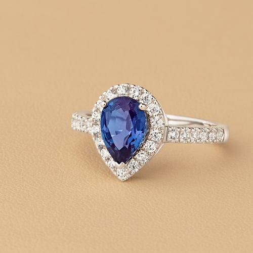 Goldener Ring mit Lab Grown Alexandrit in Tropfenform und Diamanten Mason