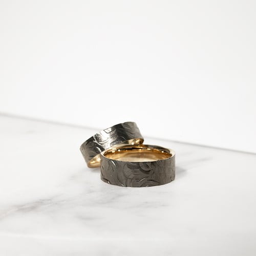 Trauringe aus Gold mit schwarzem Ruthenium Jamone