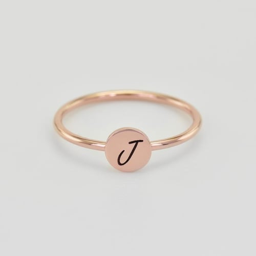 Goldring mit Gravur eines Buchstabens Babire