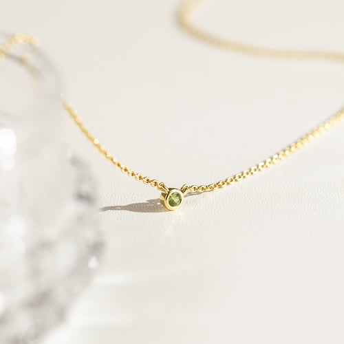 Silberne minimalistische Kette mit einem grünen Saphir Glosie