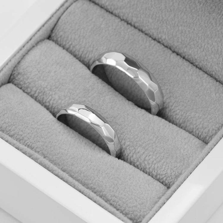 Gehämmerte Trauringe in Weißgold in Eppi-Geschenkbox 49820