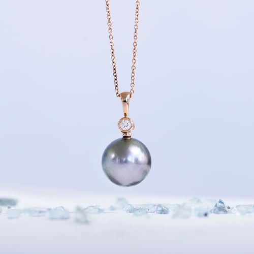 Anhänger mit grauer Perle und Diamanten Paridhiv