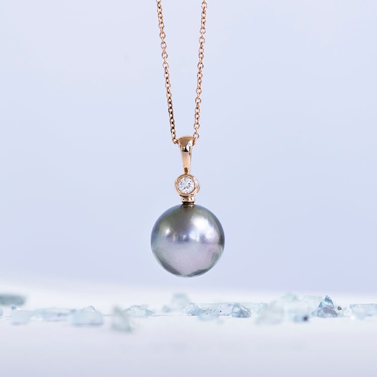 Anhänger mit grauer Perle und Diamanten Paridhiv 110237