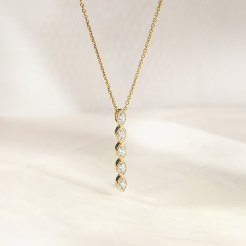 Goldener Anhänger mit Diamanten Alice