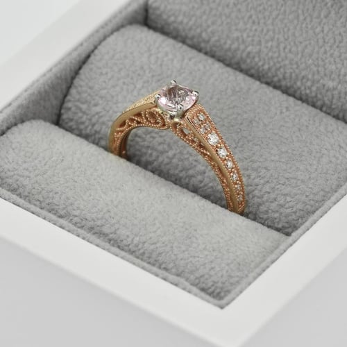 Verlobungsring im Vintage-Stil mit Morganit und Diamanten Keran