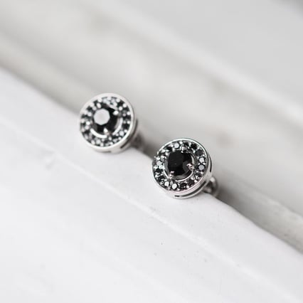 Goldene Ohrstecker mit schwarzen Diamanten Zulfikar