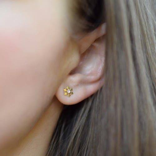 Goldene Ohrstecker mit Schneeflocke und Zirkonia Loncia