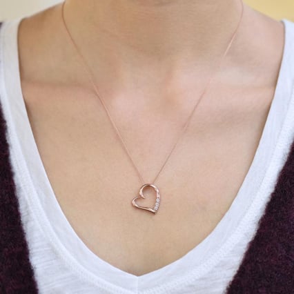 Silberner Anhänger mit einem Herzen und Diamanten Tanish