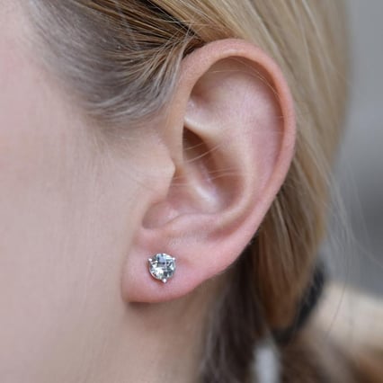 Goldene Ohrstecker mit grünen Amethysten Remie