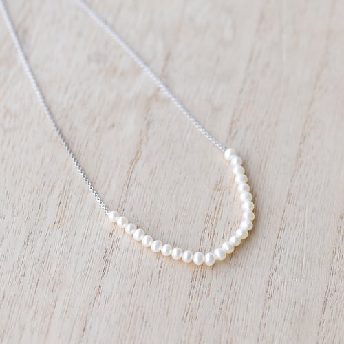 Silberne Perlenkette mit Perlen Tanya