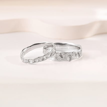 Goldene Eheringe mit atypischer Oberfläche Iris