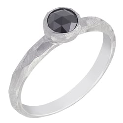 Gehämmerter Ring mit schwarzem Diamanten Seraphine