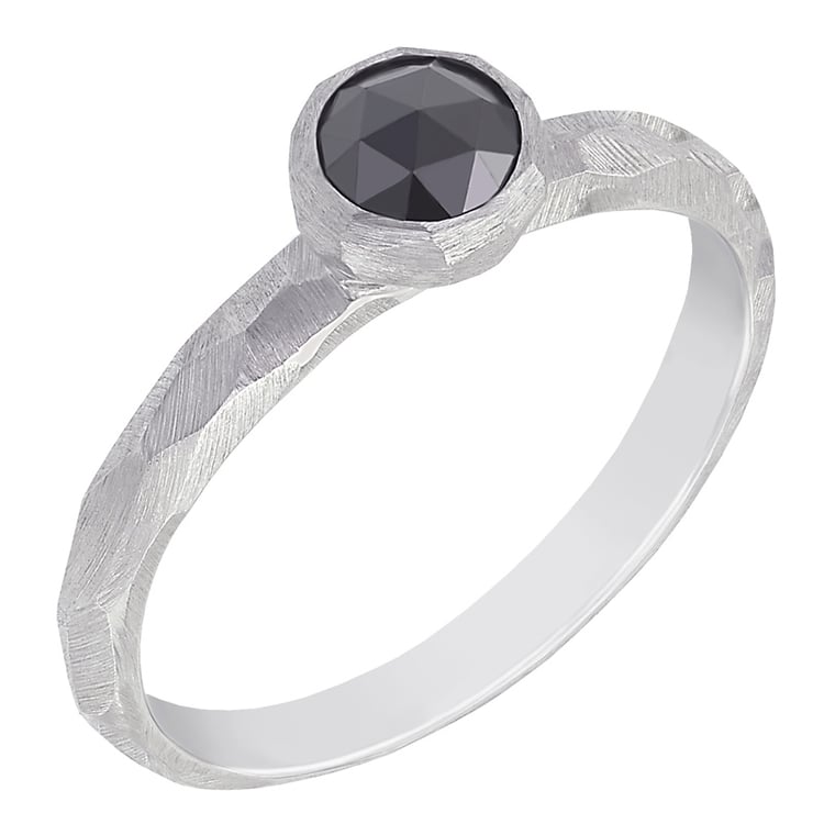 Ring mit schwarzem Diamanten