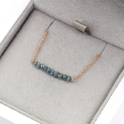 Goldener Choker mit blauen ungeschliffenen Diamanten Inaku