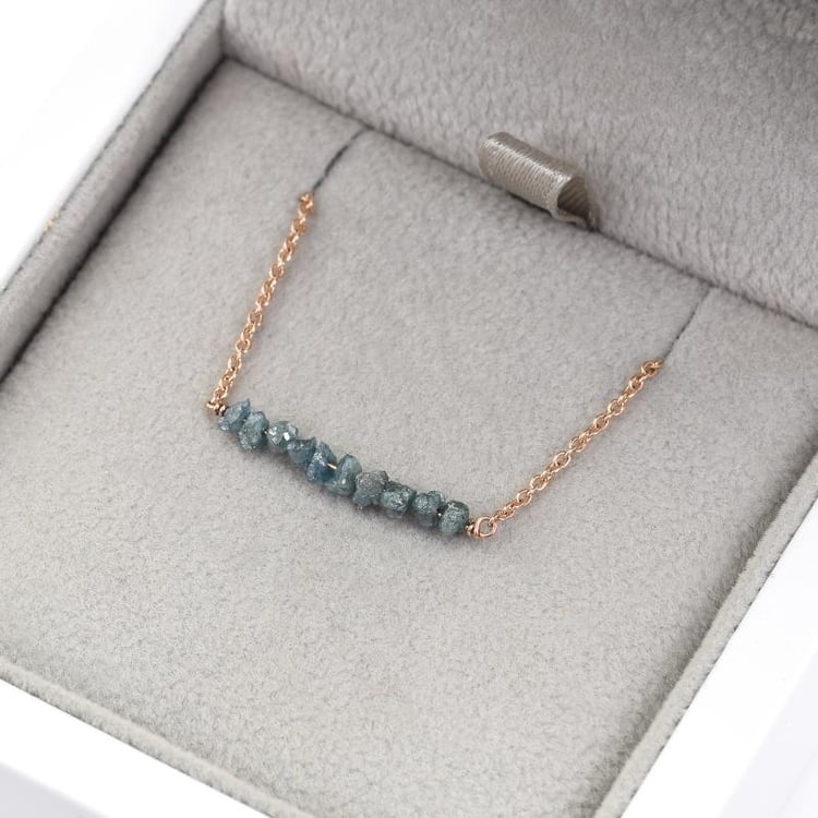 Goldener Choker mit blauen ungeschliffenen Diamanten Inaku 51602