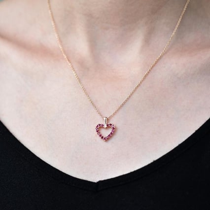 Goldenes Herz mit Rubinen und Diamanten Edriah