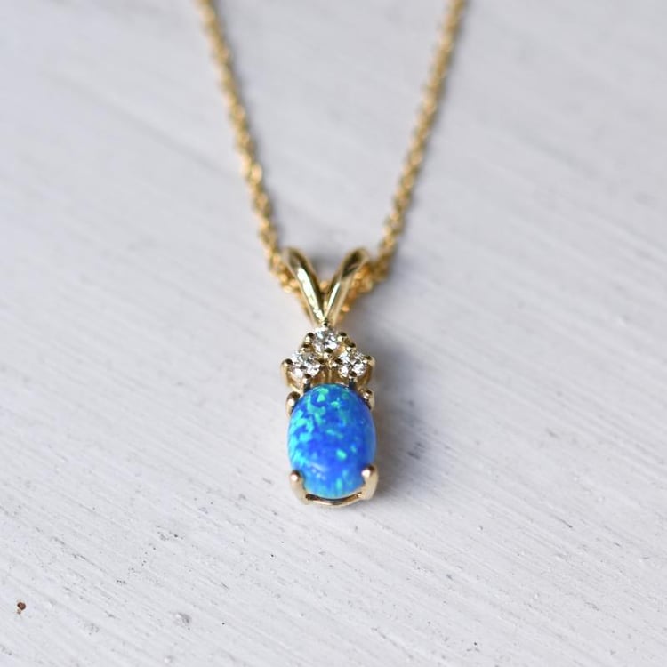 Goldener Anhänger mit blauem ovalen Opal und Diamanten Tamatha 47791