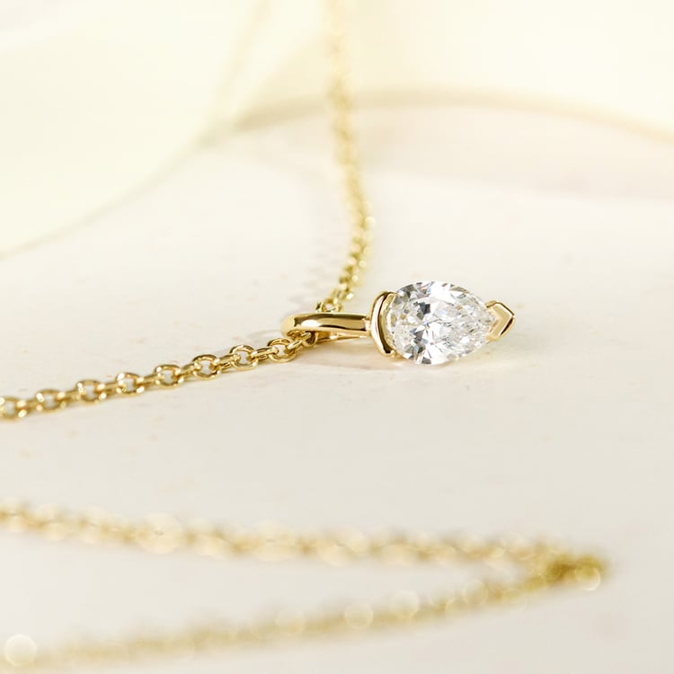 Minimalistischer Anhänger aus Gold mit einem Lab Grown Diamanten in Birnenform Malena 161640